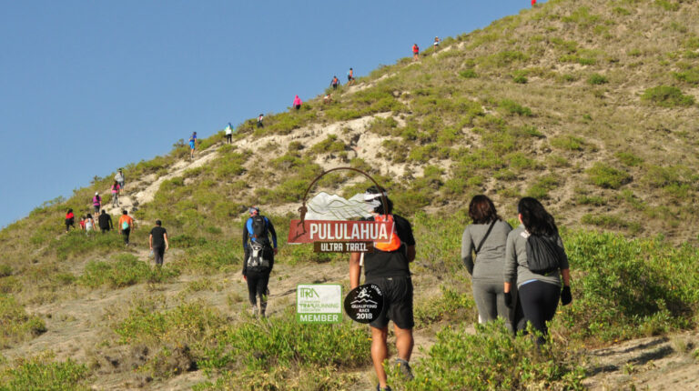 Personas caminan en el Pululahua, en septiembre de 2022.