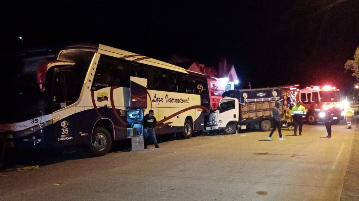 Un camión chocó contra un bus interprovincial en la vía Cuenca-Loja, el 7 de julio de 2023.