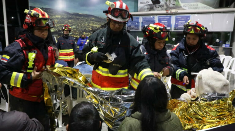 Bomberos atienden a personas que quedaron atrapadas en el Teleférico de Quito, el 7 de julio de 2023.