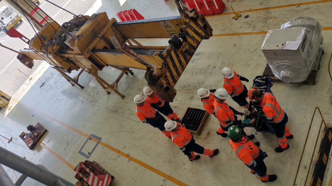 Alumnos estudian funcionamiento y realizan mantenimiento a un sistema elevador de contenedores en el Puerto de Posorja. 