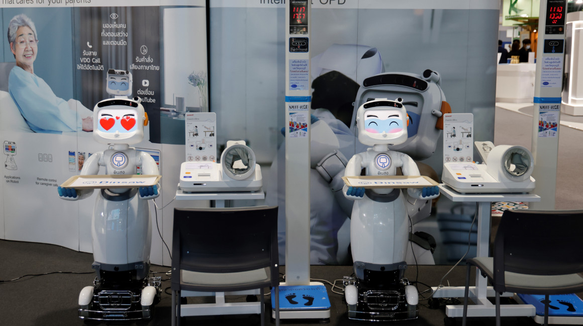 Dos robots asistentes para adultos mayores en una feria tecnológica de Tailandia, el 18 de noviembre de 2022. 