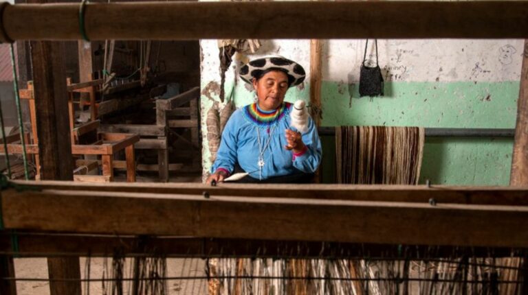 Una tejedora de makana en su taller ubicado en Ñamarín, Saraguro.