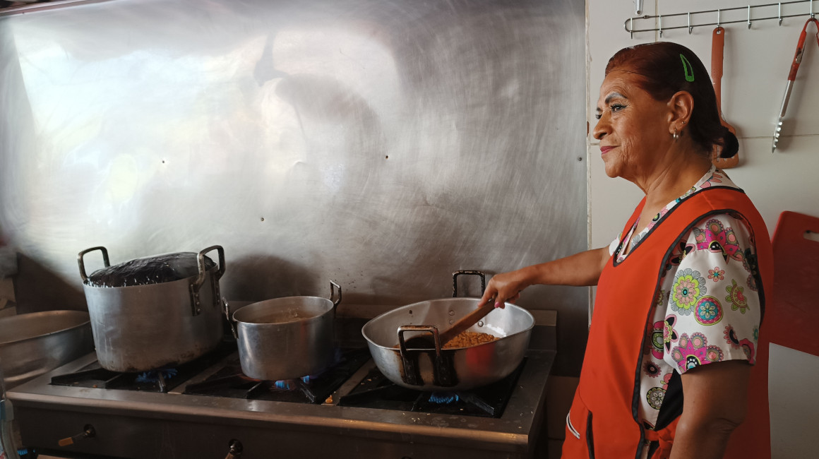 Norma Cabezas, propietaria del Restaurante Rosita, del mercado Iñaquito, en Quito.  Foto del 7 de julio de 2023. 