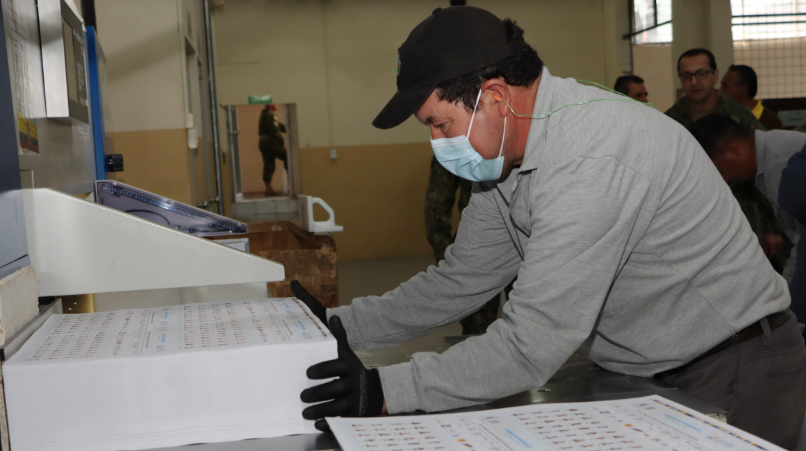 Personal del IGM trabaja en la impresión de las papeletas para asambleístas de Santo Domingo y Pastaza, este 7 de julio de 2023.