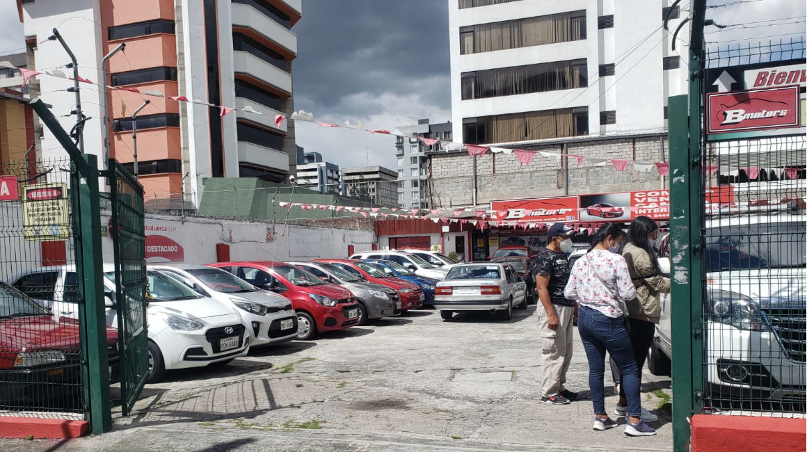 Local de venta de autos usados Bmotors, en la avenida 10 de Agosto, en Quito.