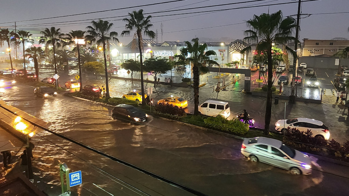 Ocho sectores inundados en Guayaquil