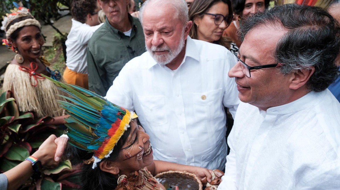 Lula y Gustavo Petro saludan con un indígena amazónico, en Leticia.