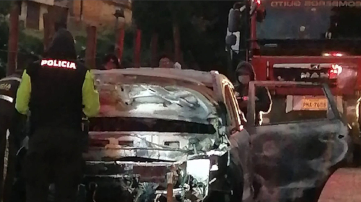 Un cadáver es hallado en auto incinerado en el sur de Quito