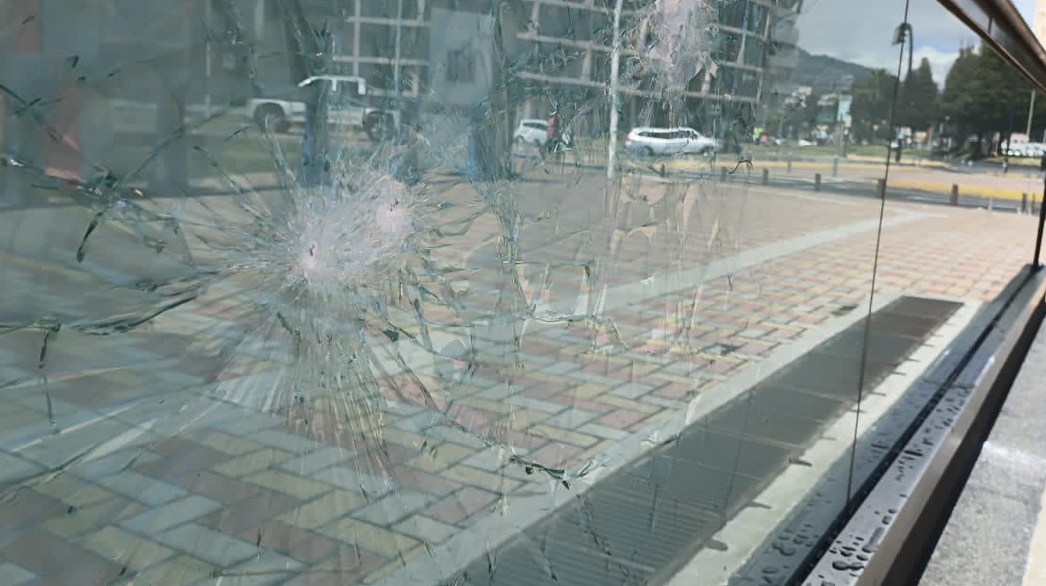 Así quedó el vidrio del acceso a la estación La Carolina del Metro de Quito.