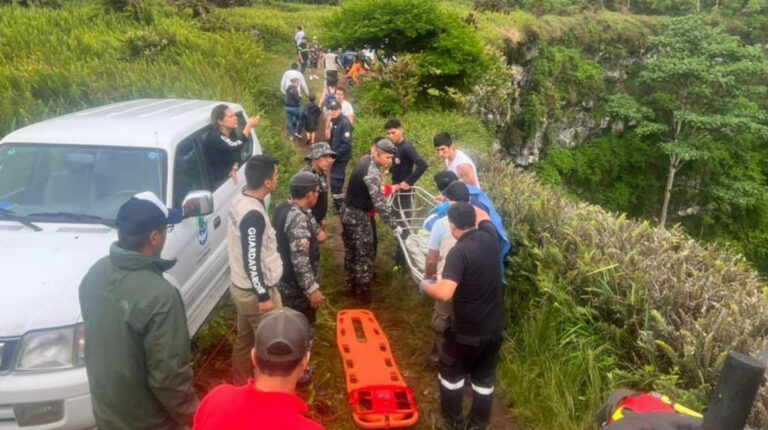 Niño francés que cayó en cráter de Galápagos irá a hospital en Guayaquil