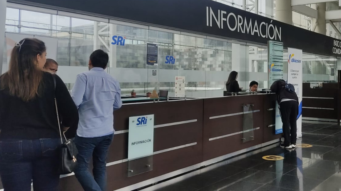 Atención a usuarios en la agencia del SRI de la Plataforma Financiera, Quito.