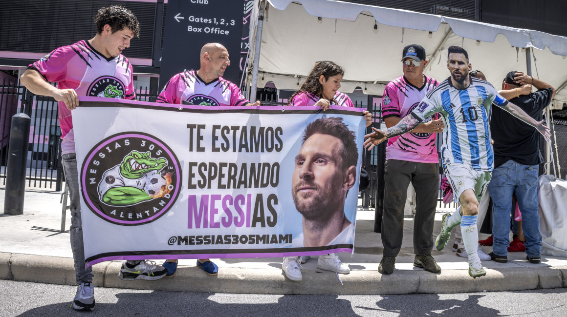 Los aficionados del Inter Miami sostienen carteles de Lionel Messi a las afueras de su estadio, el martes 11 de julio de 2023.