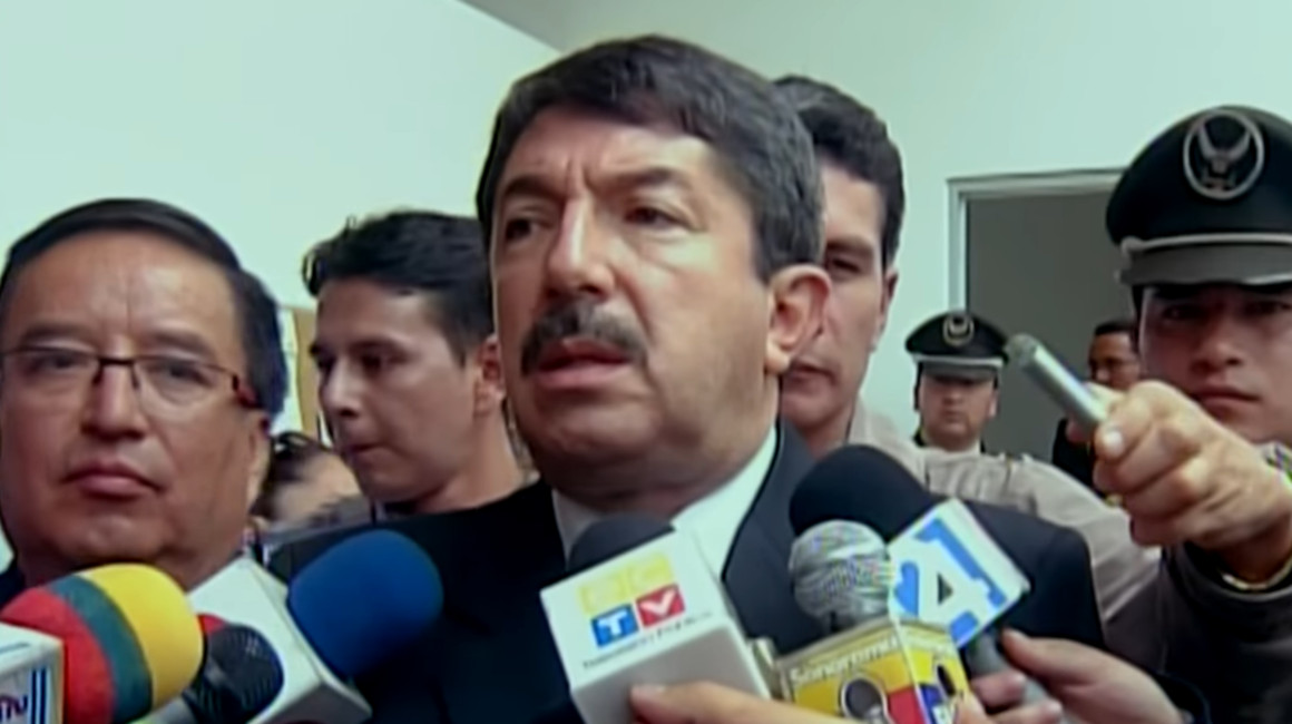 Jorge Gabela, excomandante de la Fuerza Aérea, durante una declaración de prensa en los exteriores de la Comisión de Fiscalización de la Asamblea Nacional, el 3 de febrero de 2010.