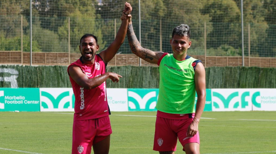 Junior Sornoza y Jordy Alcívar, durante un entrenamiento de Independiente del Valle en Marbella, el 12 de julio de 2023.