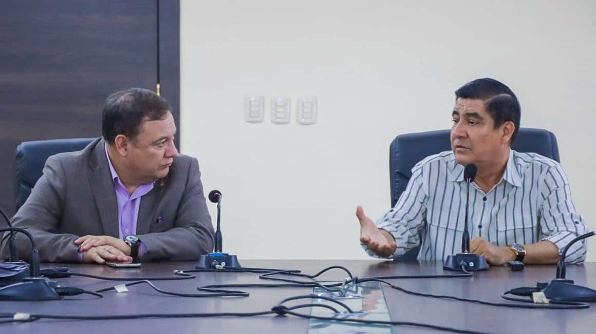 El alcalde de Daule, Wilson Cañizares (derecha) recibió el 21 de junio de 2023 una visita del ministro del Interior, Juan Zapata. 