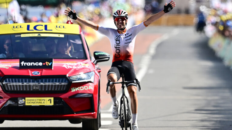 Ion Izagirre festeja su victoria en la Etapa 12 del Tour de Francia, el 13 de julio de 2023. 