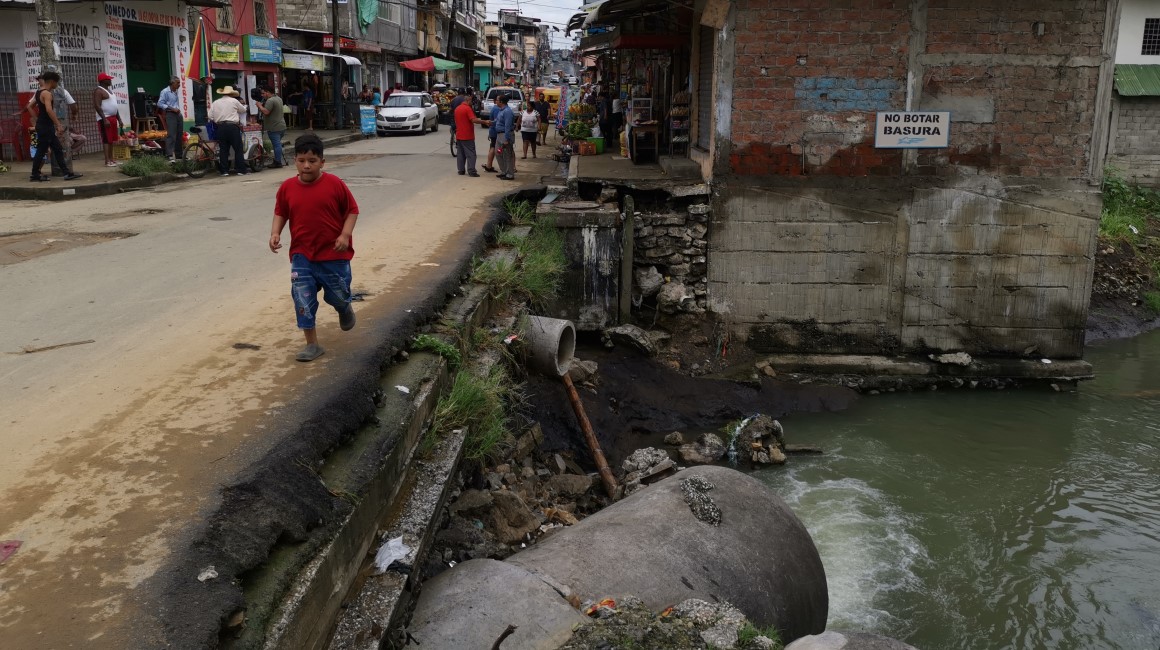 Lluvias colapsaron canales de desagüe de El Fortín, en el noroeste de Guayaquil, una de los sectores más vulnerables ante El Niño.