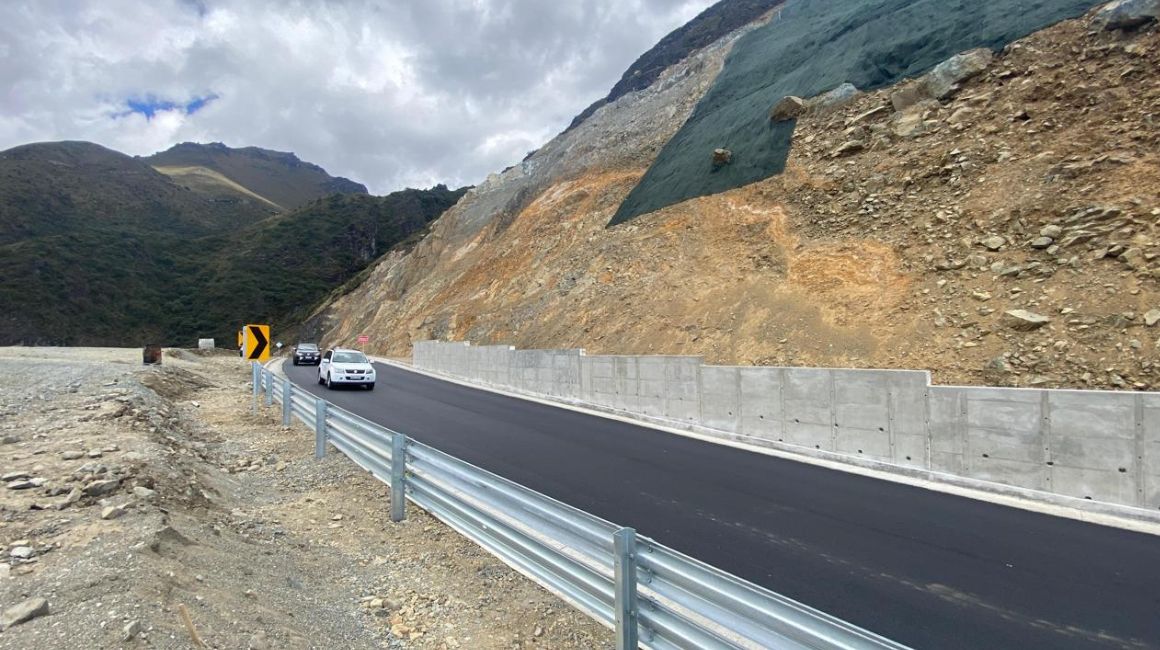 Vehículos circulan por el kilómetro 49 de la vía Cuenca-Molleturo, el 13 de julio de 2023.