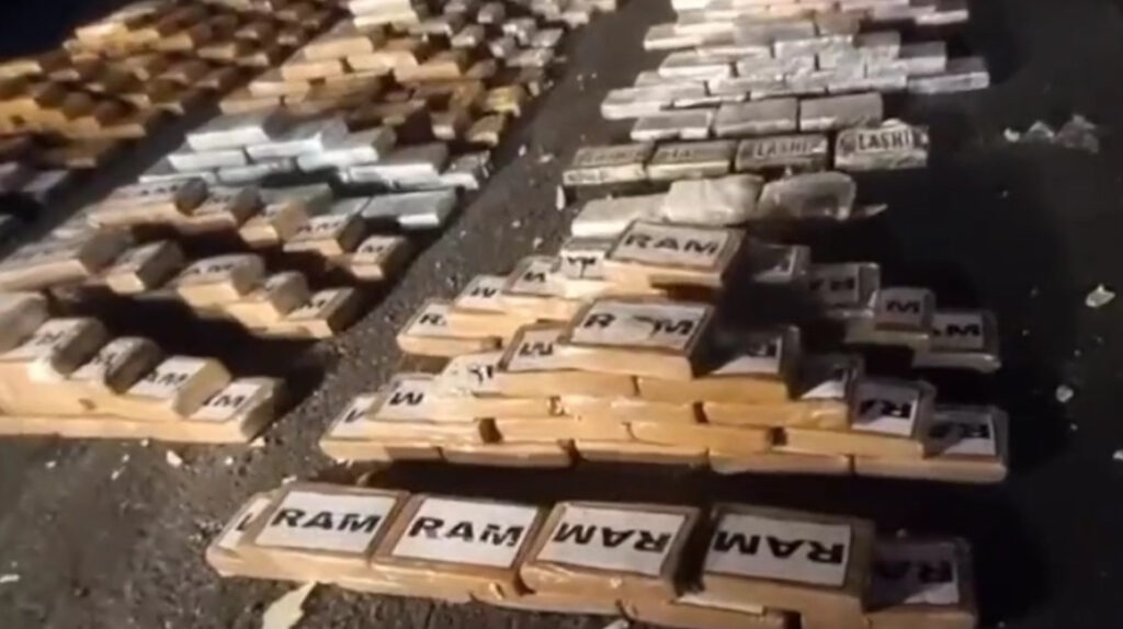 Policía decomisa cerca de 1,4 toneladas de droga en dos camiones