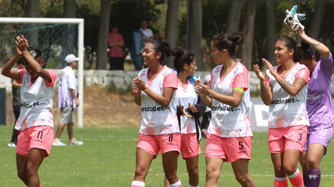 Las jugadoras de Ñañas aplauden al terminar el encuentro ante El Nacional, en el Complejo de Tumbaco.