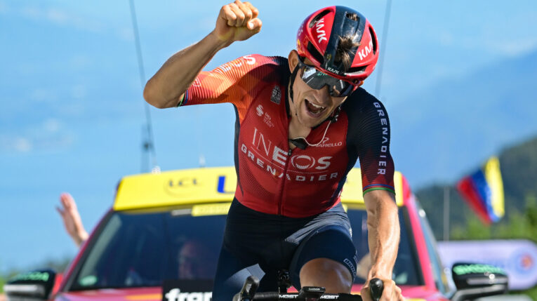 Michał Kwiatkowski celebra su triunfo en la Etapa 13 del Tour de Francia, el 14 de julio de 2023. 