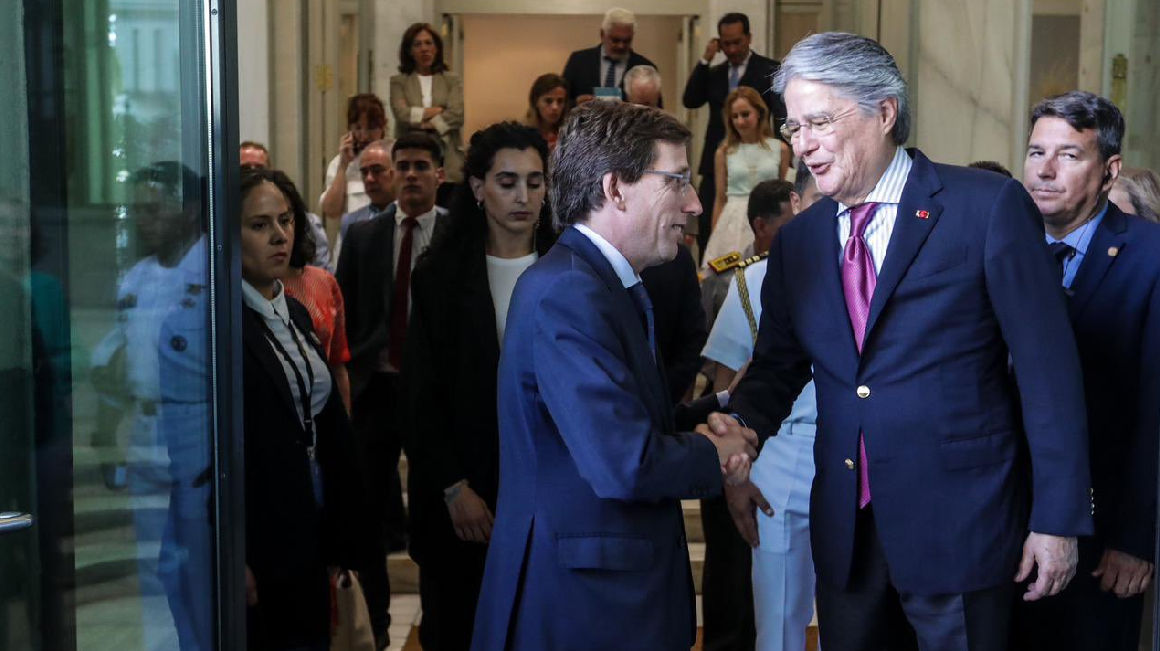 El presidente Guillermo Lasso saluda con José Luis Martínez-Almeida, alcalde de Madrid, el 14 de julio de 2023.