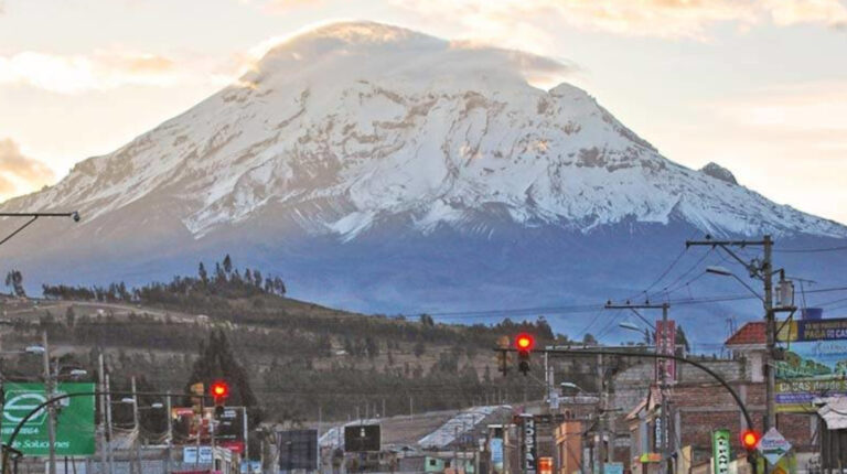 Imagen del volcán Chimborazo y de la ciudad de Riobamba.