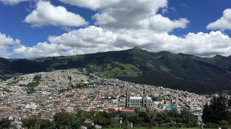 Imagen del Guagua Pichincha y del centro norte de Quito.