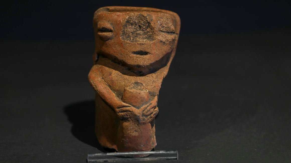Fotografía que muestra vasijas y piezas talladas en piedra el 13 de julio de 2023 en el Museo Arqueológico de Quito.