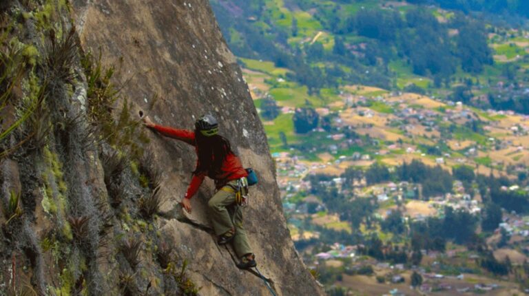 Una de las rutas de escalada en el cerro Cojitambo, en Cañar.