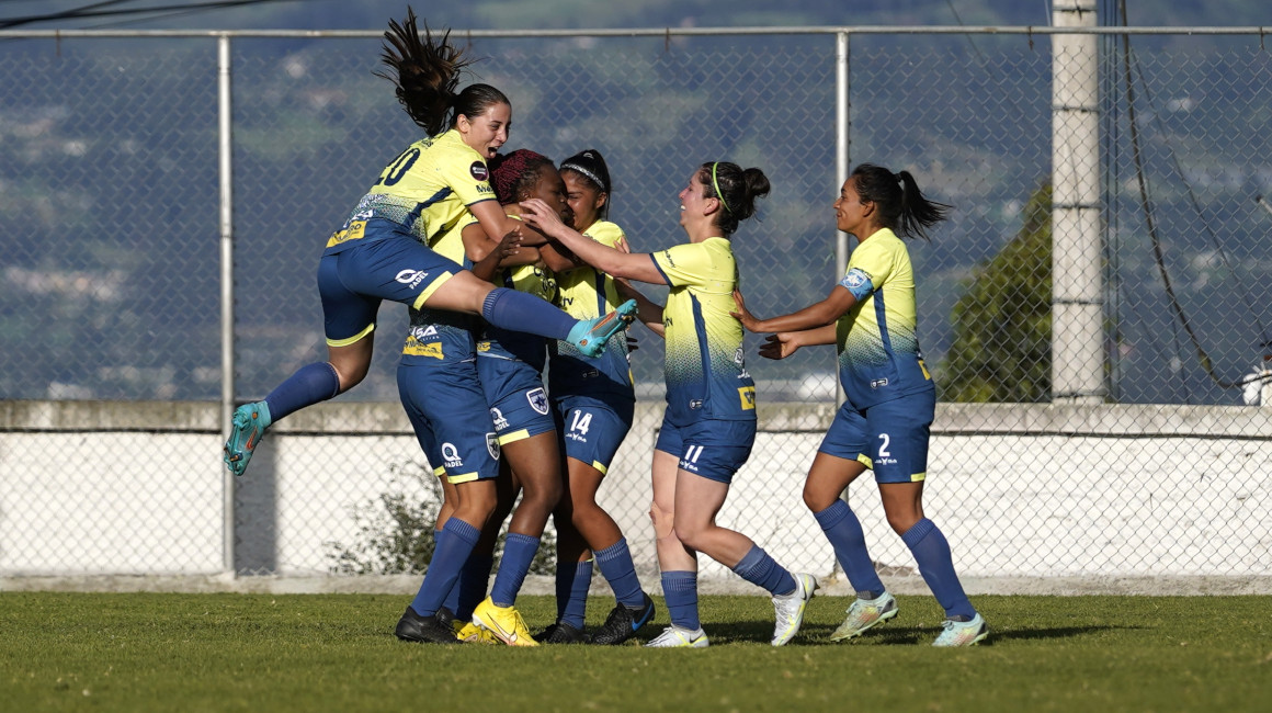 Las jugadoras de Espuce festejan un gol en la Superliga femenina 2023.