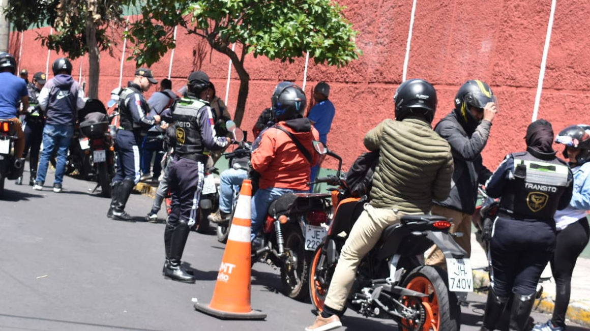 Agentes de tránsito realizan un control a motocicletas en Quito, el 14 de julio de 2023.
