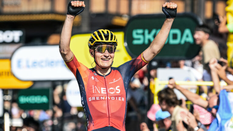 El espalol Carlos Rodríguez levanta los brazos en la meta de la Etapa 14 del Tour de Francia, el 15 de julio de 2023.