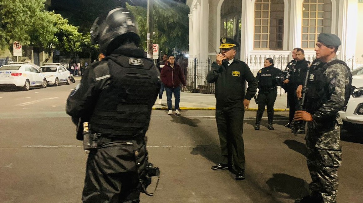 Equipos de la Policía investigan el ataque a la Unidad de Flagrancia en Quito.