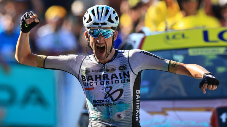 Wout Poels festeja su triunfo en la Etapa 15 del Tour de Francia, el domingo 16 de julio de 2023.