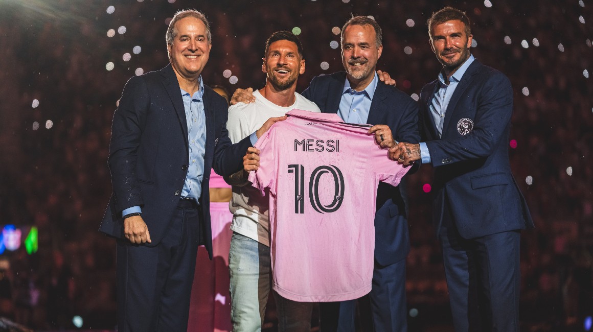 Lionel Messi con los dirigentes del Inter Miami, en la presentación del astro argentino.