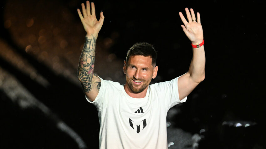 Lionel Messi sonríe y saluda a los hinchas del Inter Miami durante su presentación, el 16 de julio de 2023.