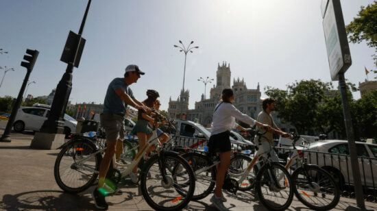 Varias personas en bicicletas pasean en Madrid, el 17 de julio de 2023.