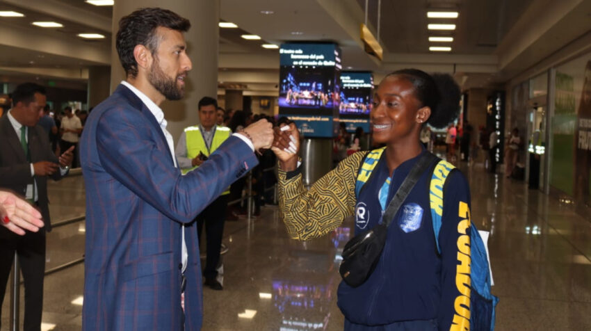 Kiara Rodríguez, con el ministro del Deporte Sebastián Palacios, el 18 de julio de 2023.