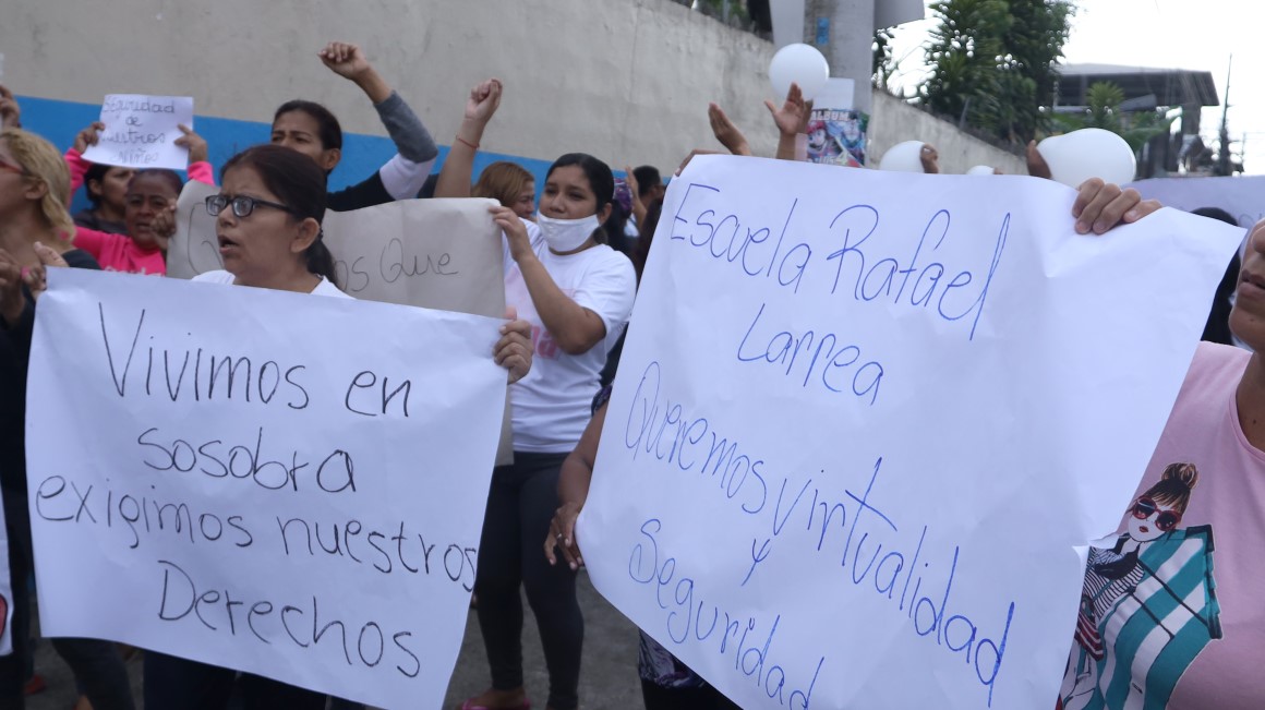 Padres de familia de la unidad educativa Rafael Larrea de El Recreo, en Durán, protagonizaron un plantón exigiendo clases virtuales, este miércoles 19 de julio de 2023. 