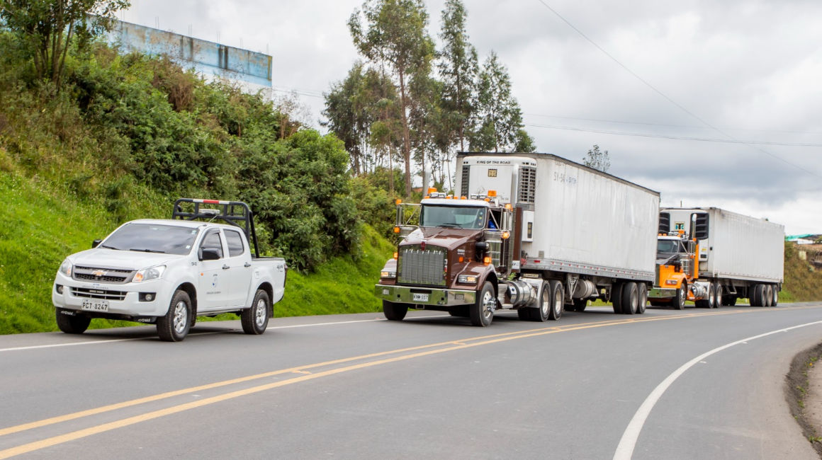 Imagen referencial de vehículos de carga en Ecuador.