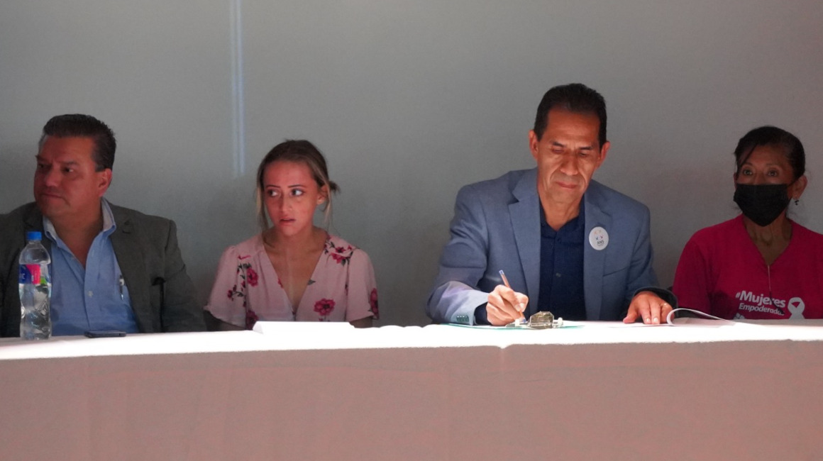 Pacientes con enfermedades raras en una rueda de prensa, el 19 de julio de 2023 en Quito.