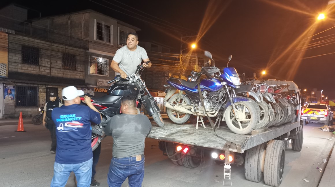 En un operativo conjunto de policía y tránsito en la quinta etapa de El Recreo, en Durán, se detuvieron una docena de motos sin placas, este martes 18 de julio de 2023. 