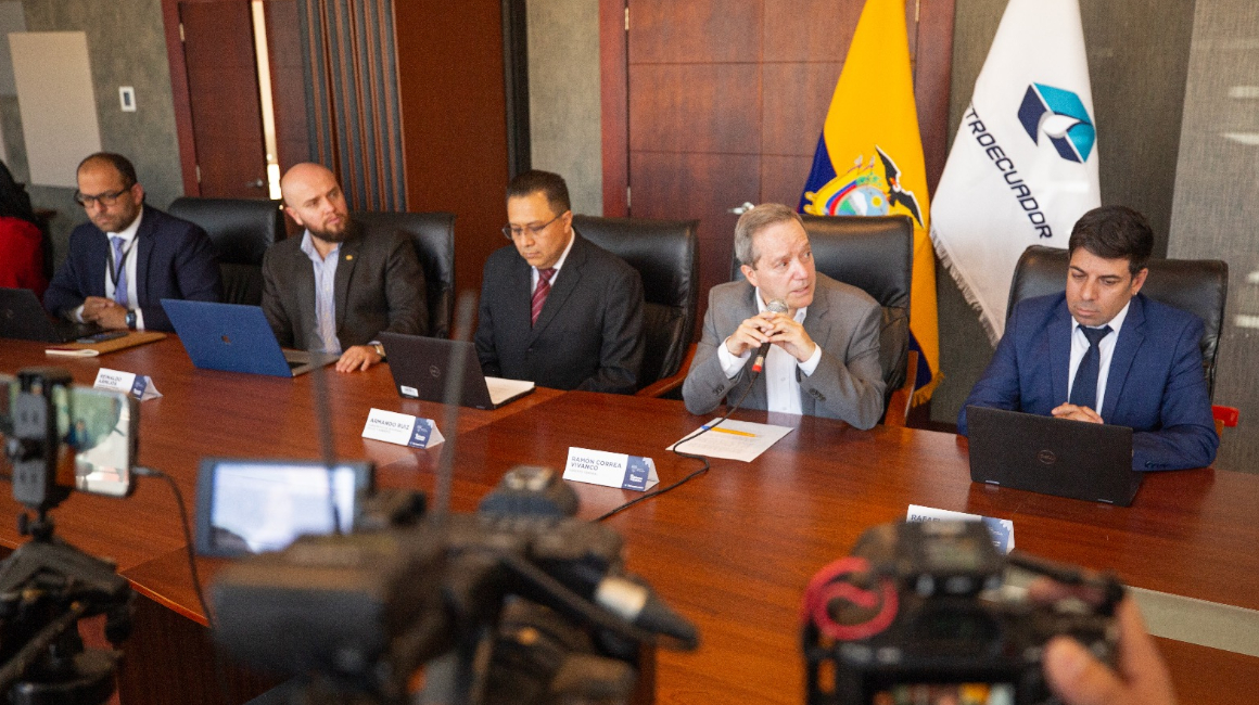 Gerente de Petroecuador, Ramón Correa, segundo desde la derecha, explica las causas del derrame en Esmeraldas, el 20 de julio de 2023.