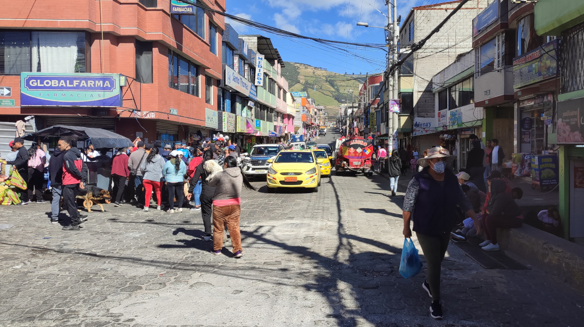 Moradores y comerciantes del barrio Nueva Aurora de Quito, el 20 de julio de 2023.