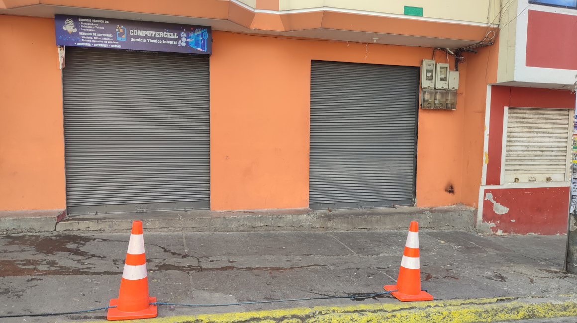 Imagen del local en el que funcionaba la peluquería en la que ocurrió el triple crimen en el barrio Nueva Aurora de Quito, el 20 de julio de 2023.