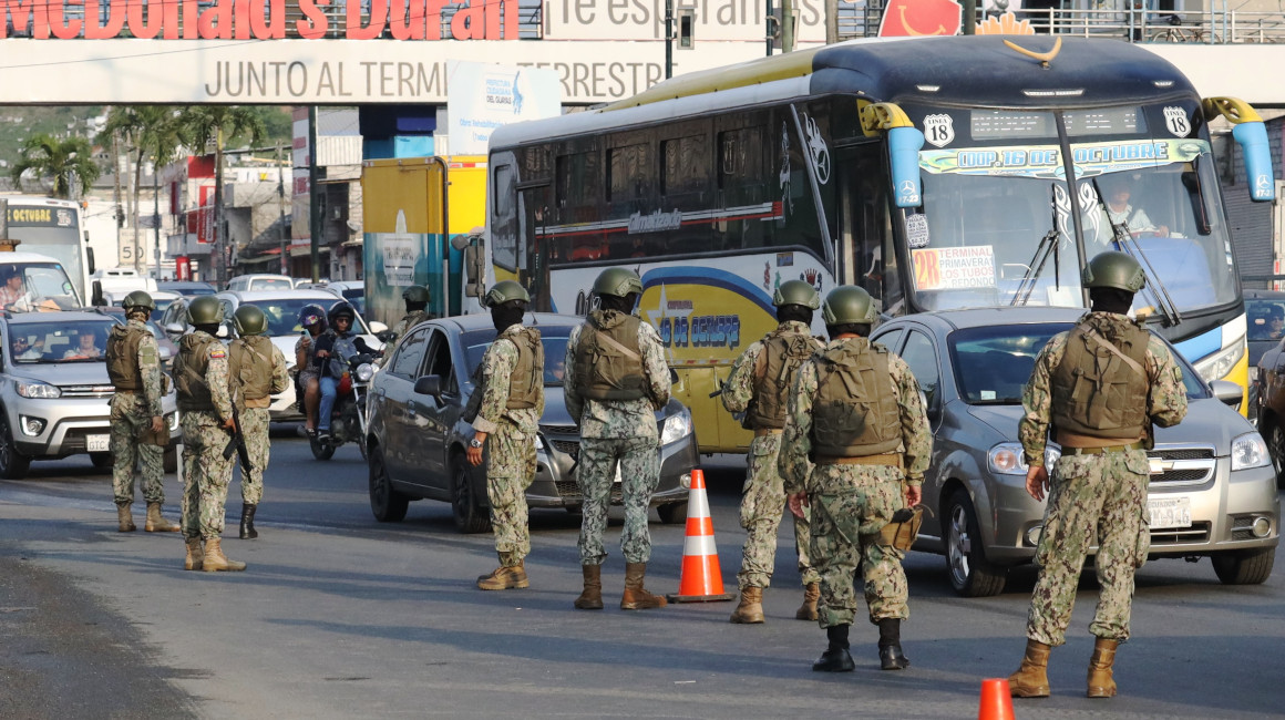 Un contingente militar realiza operativos en el Puente de la Unidad Nacional, con dirección al cantón Durán, en Guayas.
