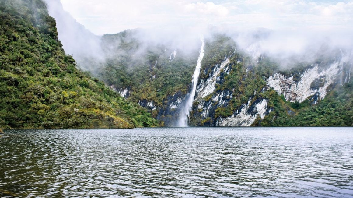 Una cascada alimenta las tres lagunas que hay en Chordeleg, reconocido como Pueblo Mágico de Ecuador.