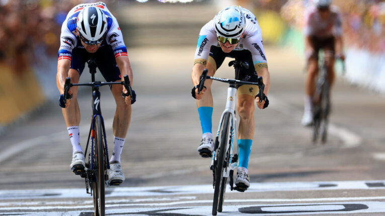 Matej Mohoric y  Kasper Asgreen cruzan la meta de la Etapa 19 del Tour de Francia, el 21 de julio de 2023.