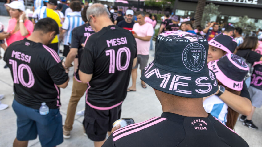 Los aficionados al fútbol hacen fila para ingresar al estadio Inter Miami CF y DRV PNK para asistir al evento de presentación de Lionel Messi, el 16 de julio de 2023.